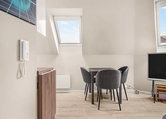 & Modern In The Coziest Street In 아파트 *